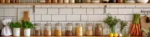 Cuisine et courses zéro déchet avec aliments en vrac, bocaux en verre et sacs réutilisables bien organisés