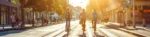 Cycliste, piéton et utilisateur de trottinette circulant en centre-ville, illustrant un guide pratique complet de mobilité douce urbaine